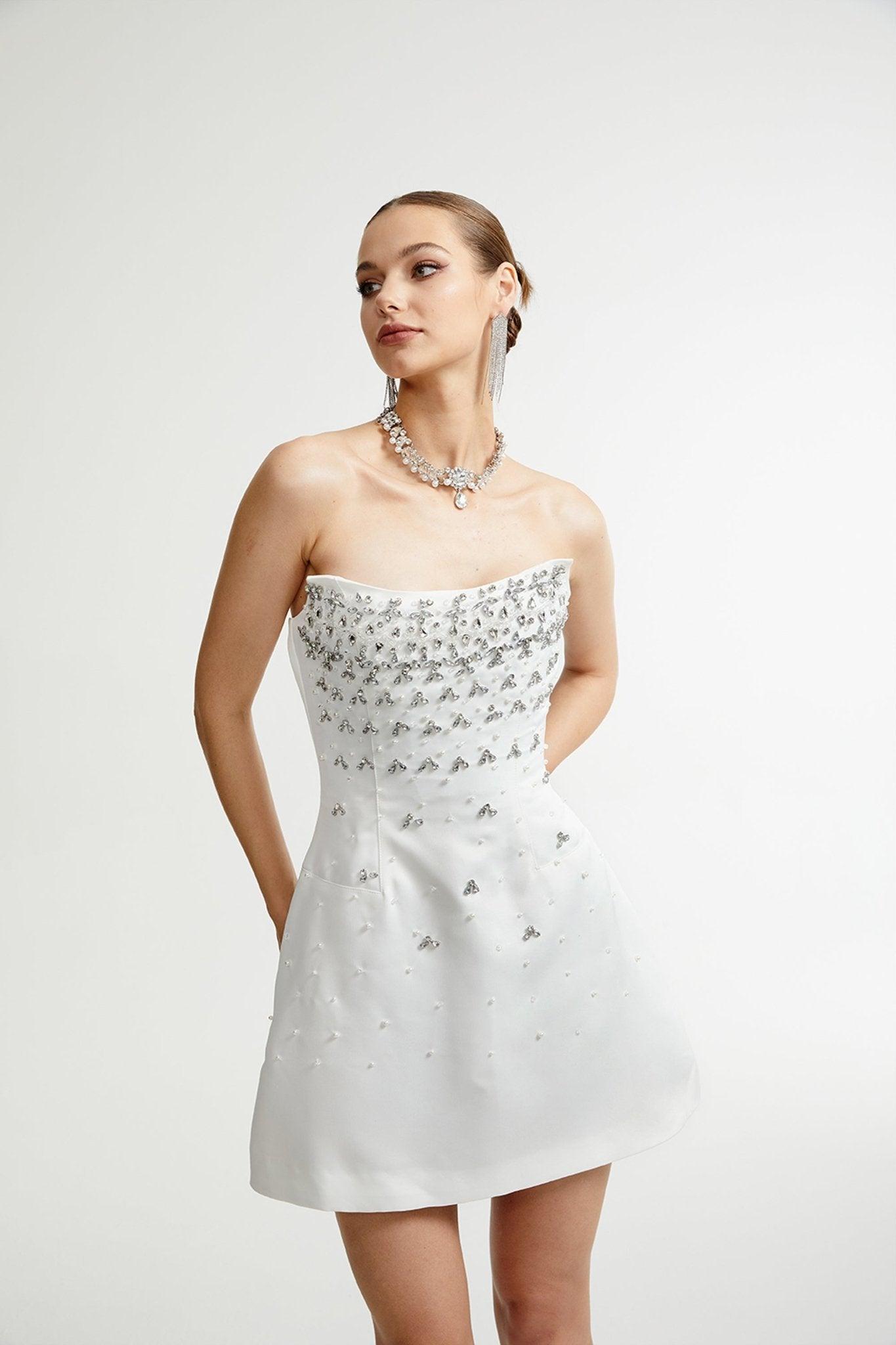 Radiance Elegance Beyaz Taş İşlemeli Straplez Mini Elbise Siaora